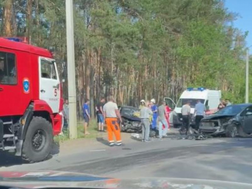 Последствия лобового ДТП с участием пенсионера показали воронежцы