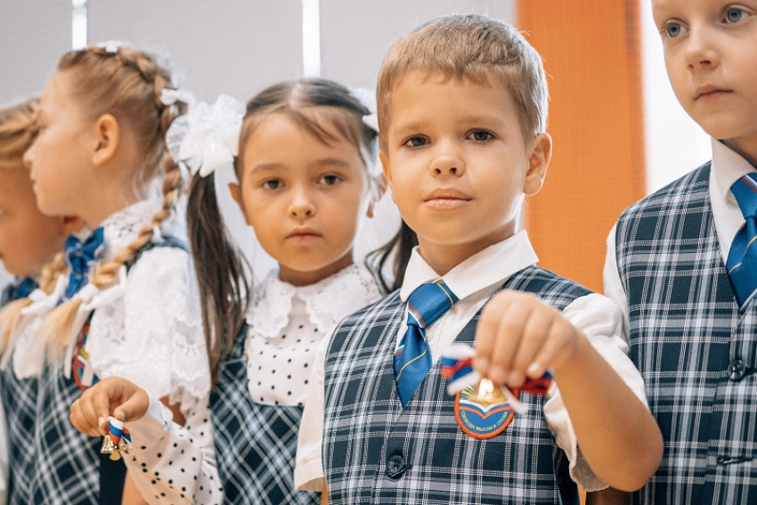 Нововоронежские атомщики поздравили с Днем знаний более 800 первоклассников региона