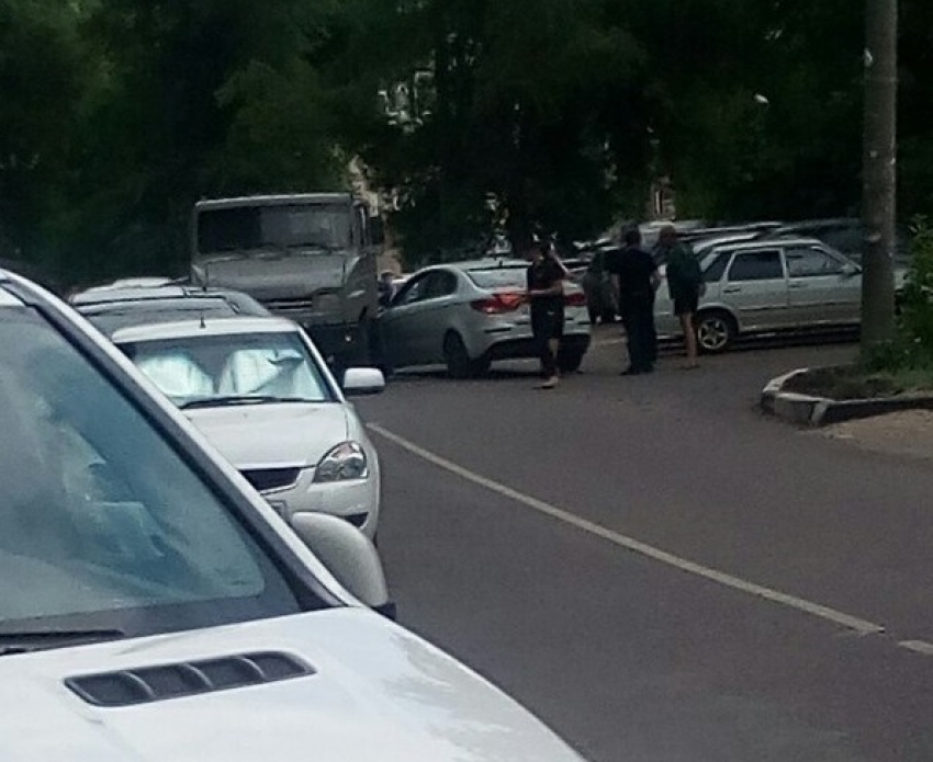 Воронежцы пожаловались на неадекватную автомобилистку, устроившую ДТП 