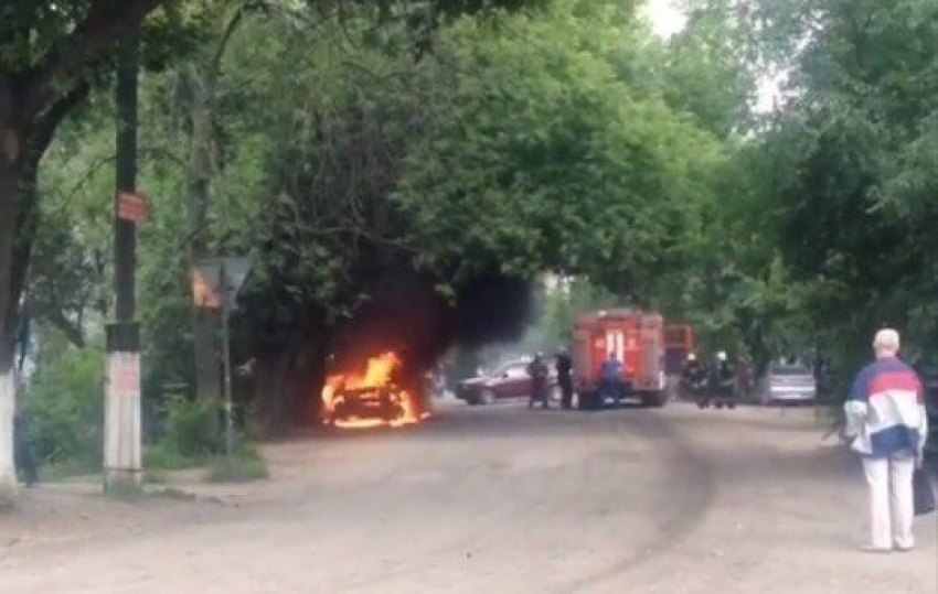 Полыхающий скандальный «Форд Скорпио» в Воронеже попал на фото