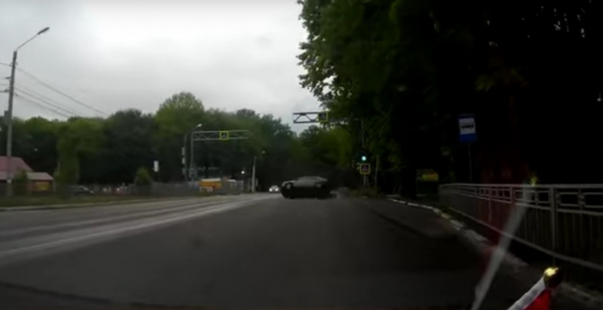 В Воронеже иномарка сделала двойное сальто на ровном месте - инцидент попал на видео