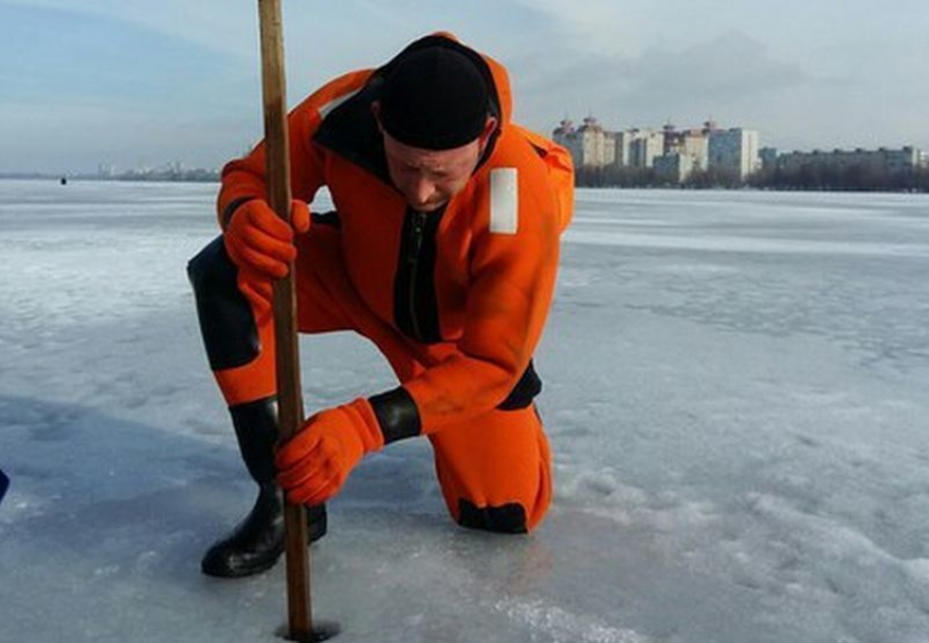 Воронежские спасатели объявили сезон зимней рыбалки на льду закрытым
