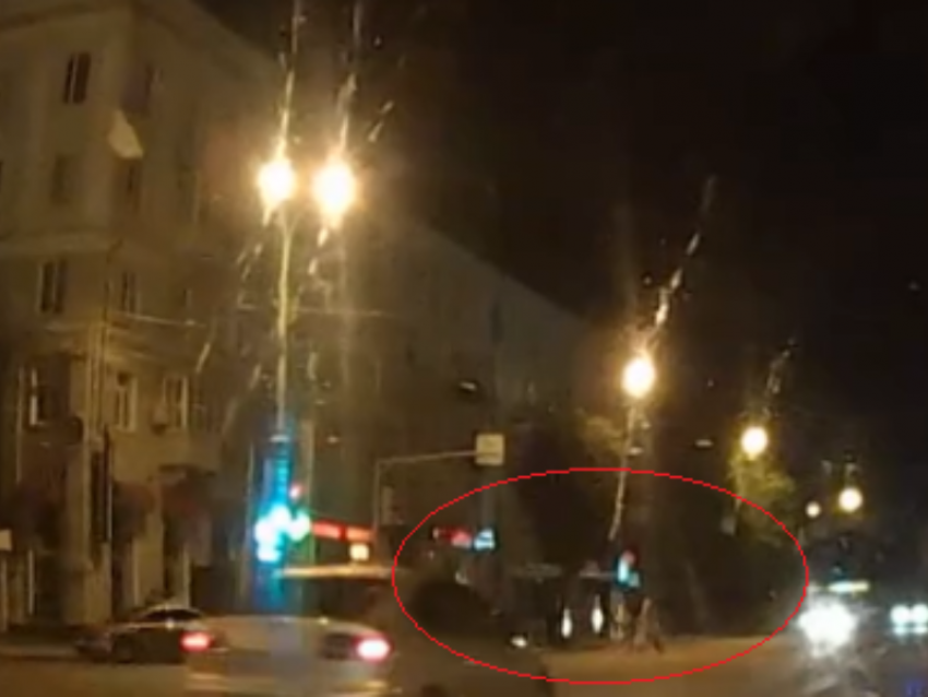 Отважных пешеходов-нарушителей сняли в центре Воронежа