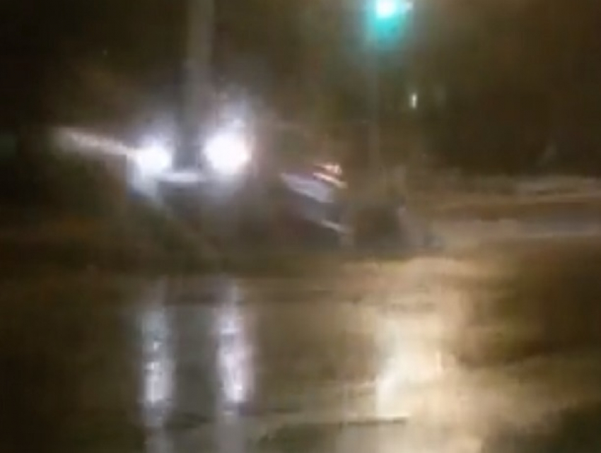 Проваливающийся в лужу на дороге в Воронеже внедорожник попал на видео 
