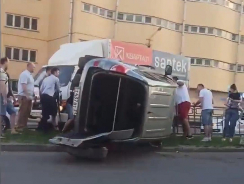 Стали известны подробности ДТП с опрокидыванием автомобилистки на Шишкова в Воронеже