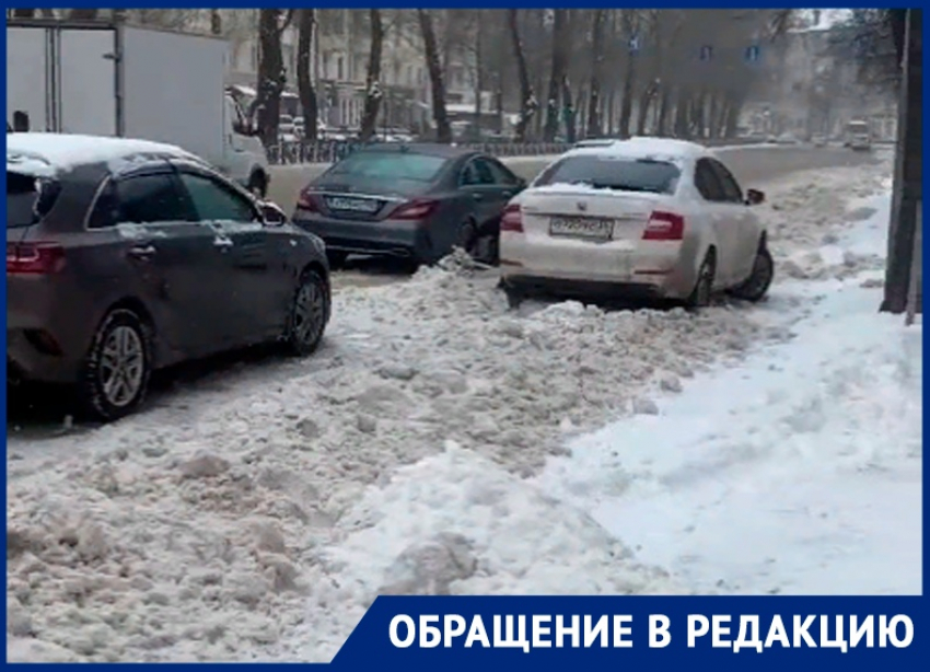 Водители откапывают машины на платных парковках в Воронеже