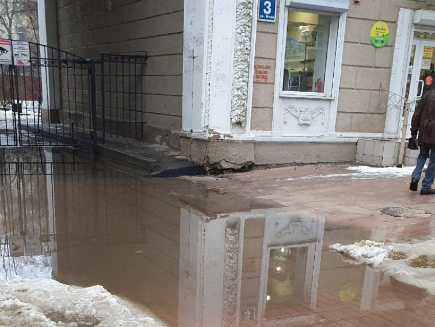 Чиновники прокомментировали постоянное затопление тротуара в центре Воронежа 