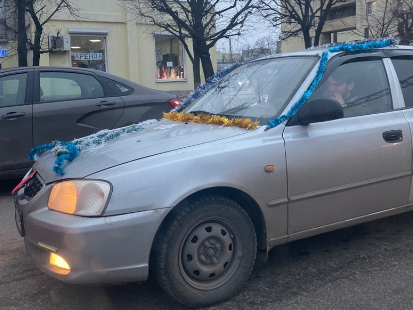  Попытки найти новогоднее настроение сделали автомобилиста звездой воронежских дорог