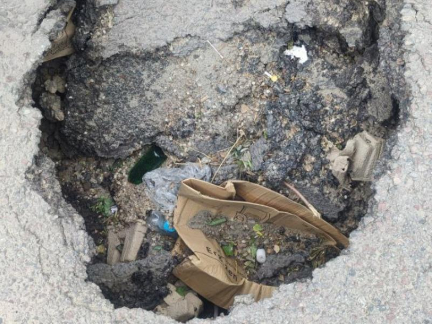 Глубокая яма в центре Воронежа смущает горожан
