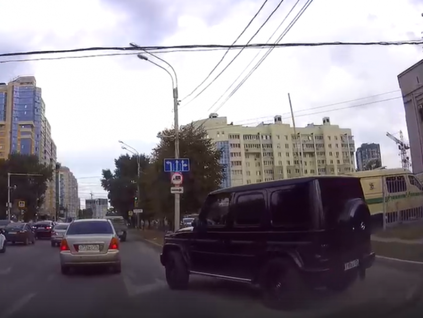 Развязное поведение «Гелика» сняли рядом с автовокзалом в Воронеже 