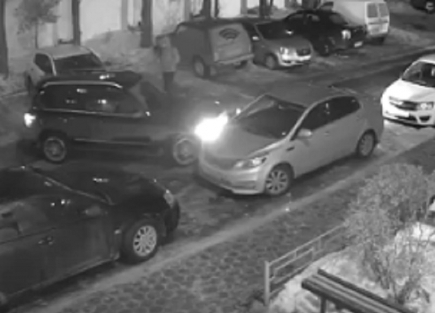 Скрывающийся с места ДТП Mercedes попал на видео в Воронеже 