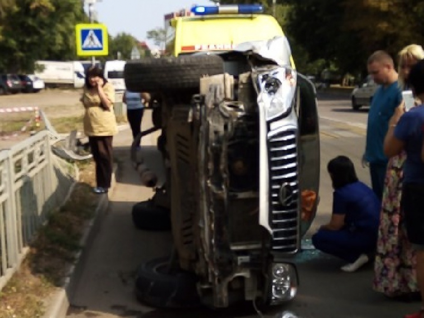 Опубликованы фото ДТП с перевернувшимся JAC в Воронеже