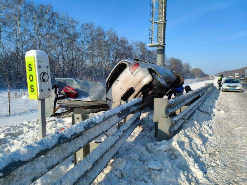 Смертельную ошибку в плохую погоду совершил краснодарец на воронежской трассе: также пострадали двое детей