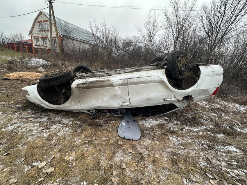 Не справился с управлением: 36-летний водитель погиб в страшном опрокидывании в Воронежской области