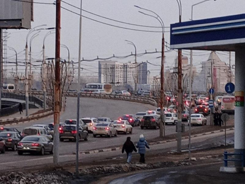Огромную пробку на Чернавском мосту сфотографировали в Воронеже 
