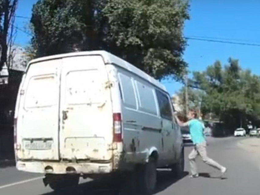 Хамское поведение водителя попало на видео в Воронеже