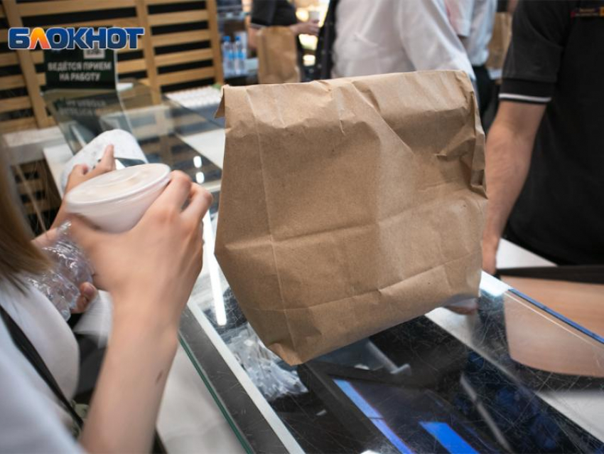 Роспотребнадзор натравили на воронежский ресторан «Вкусно - и точка» после сырой котлеты 