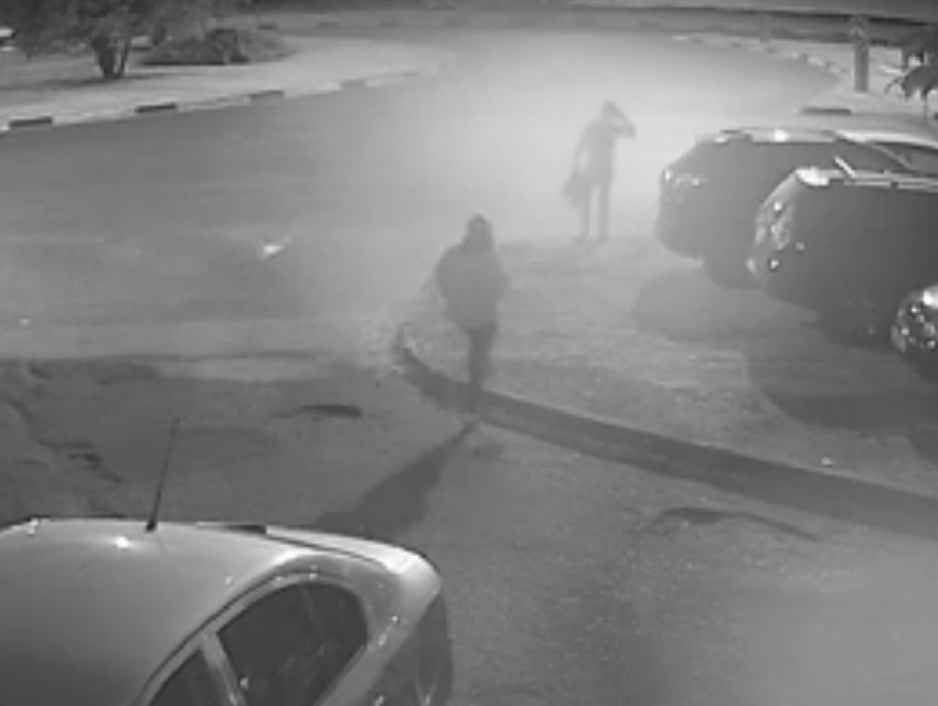 Разъяренный мужчина разгромил две машины и попал на видео в Воронеже