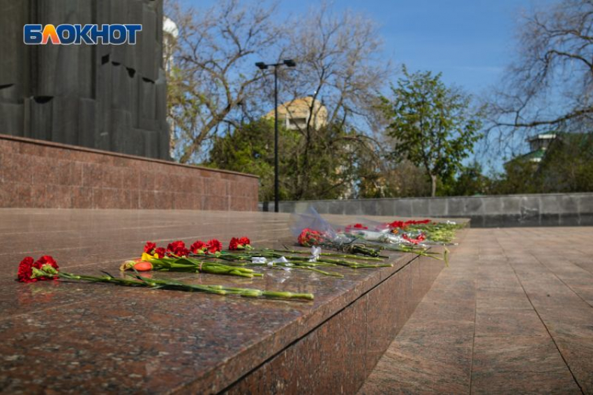 Опавшую облицовку на площади Победы починят за 2,5 млн рублей