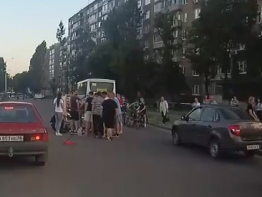 Опубликовано видео ДТП со скутеристом и пазиком в Воронеже 