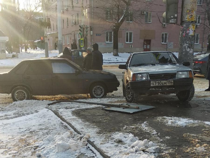 «Чисто девяточная авария»: в Воронеже две машины сбили дорожный знак