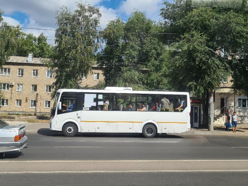 Единственный автобус с кондиционером колесит по Воронежу с открытыми окнами