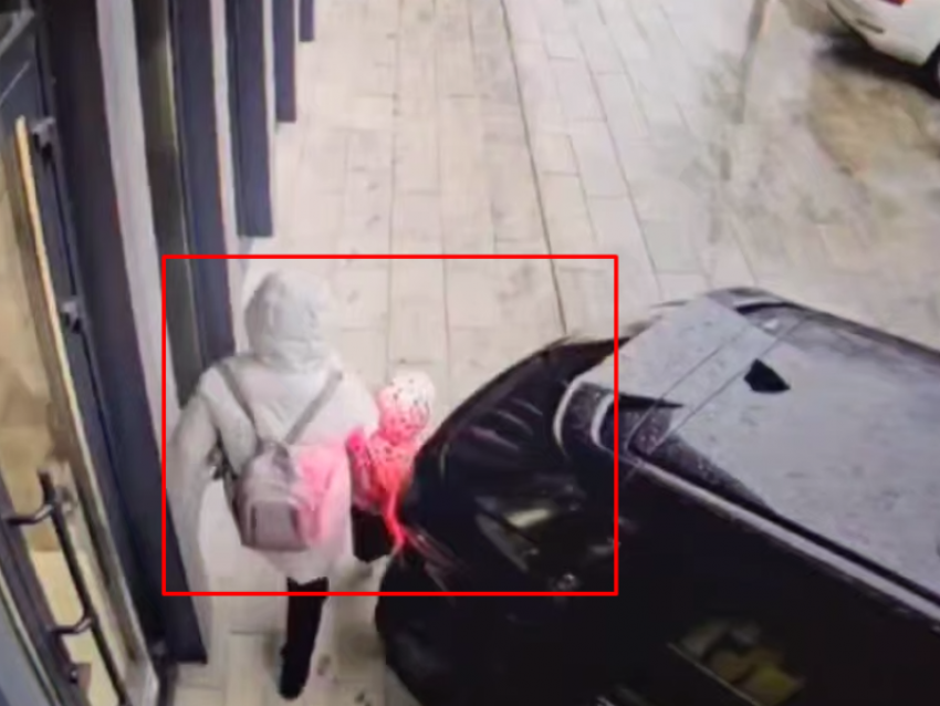 Домохозяйка на кроссовере едва не сбила маму с ребенком на тротуаре в Воронеже 