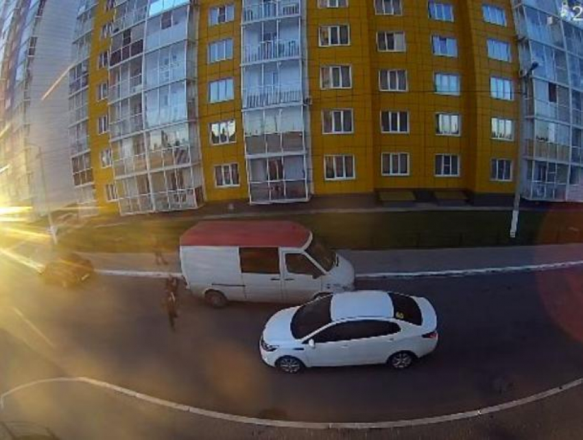 На видео показали, как иномарка сбивает ребенка в Воронеже
