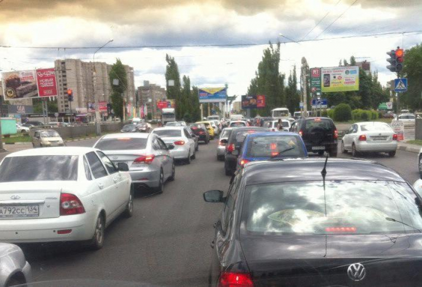 Автомобилисты пожаловались на жуткую пробку на Левом берегу Воронежа 
