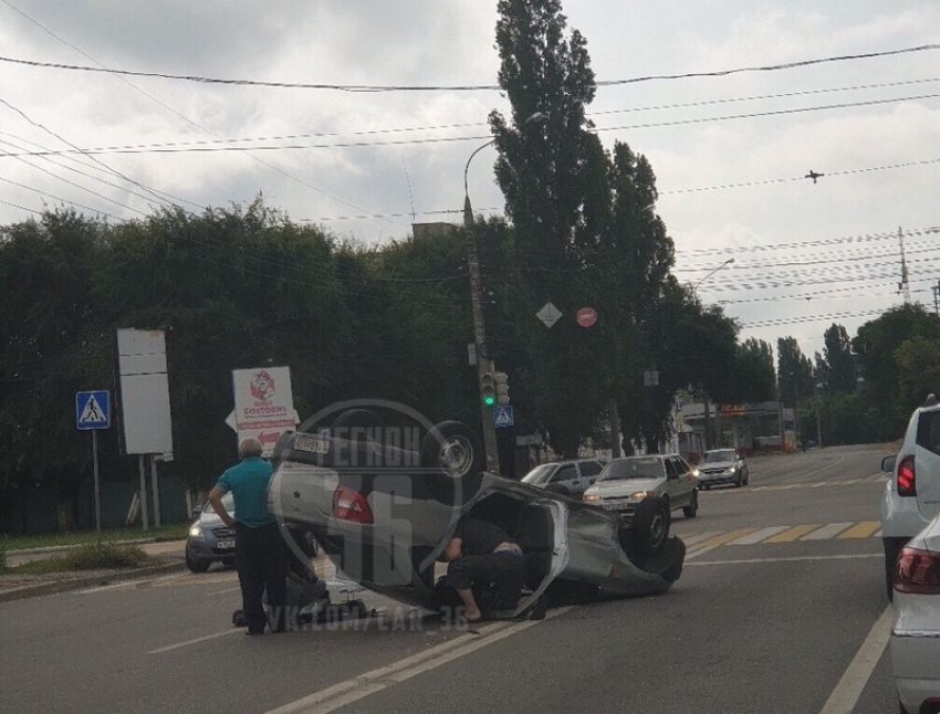 В Воронеже жуткое ДТП с перевернувшейся Lada Granta сняли на видео