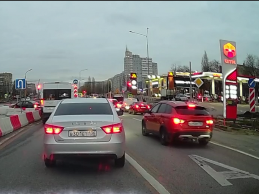 Как объехать перекрытый съезд с Северного моста, показали на видео в Воронеже