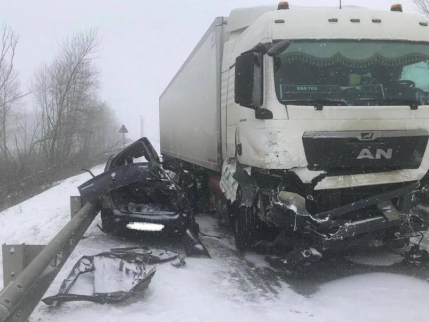 Водитель легковушки погиб в ДТП из-за плохой погоды в Воронежской области
