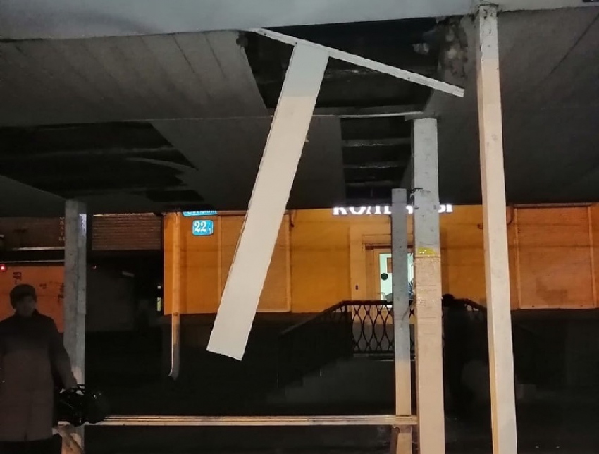 Крыша остановки рухнула на голову женщины в Воронеже