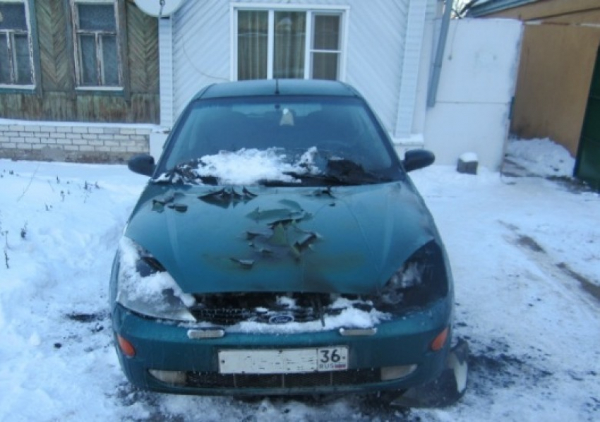 В Воронеже загорелся «Форд Фокус» при отогревании двигателя