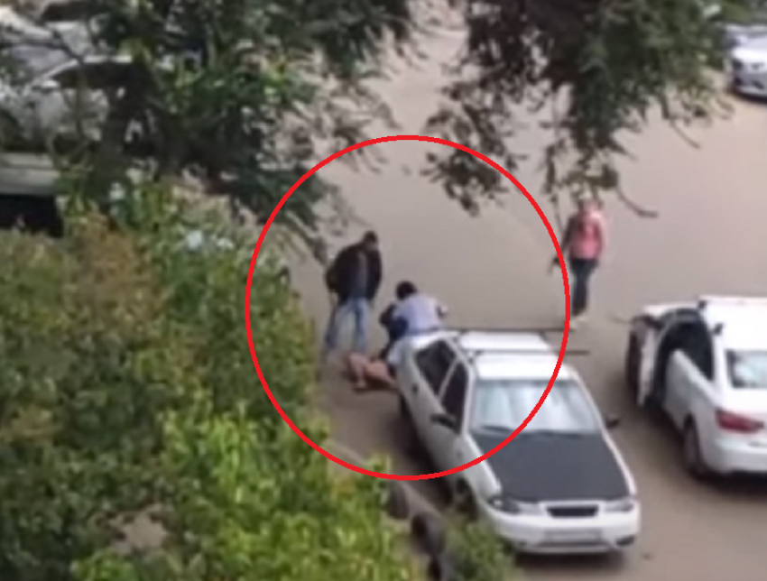 Драка мужчин во дворе дома попала на видео в Воронеже
