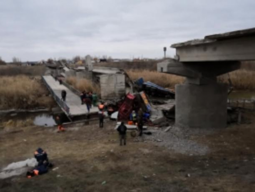 Автомобильный мост обрушился под машинами в Воронежской области
