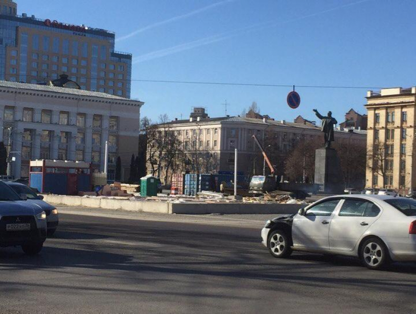 Воронежцев возмутила помойка на месте катка в центре города