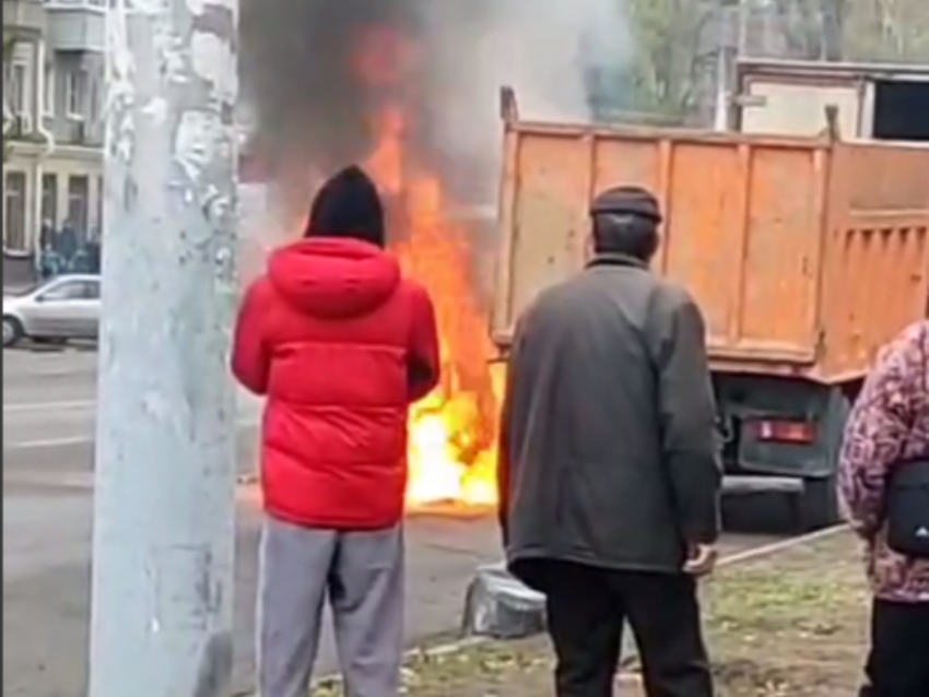 Горящий автомобиль попал на видео в Воронеже