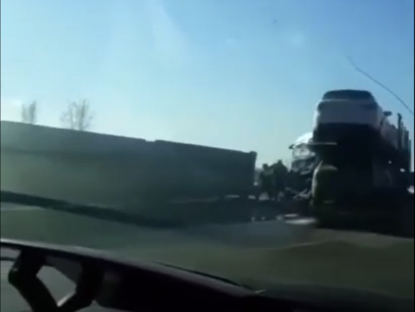 Опубликовано видео с места ДТП с автовозом под Воронежем 