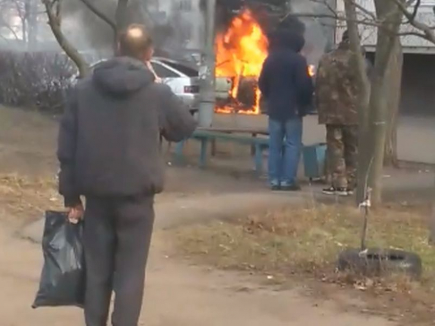 Эпичное возгорание машины в Воронеже собрало толпу зевак