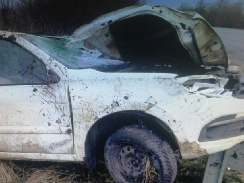 Водитель попал в больницу после опрокидывания легковушки в Воронежской области 