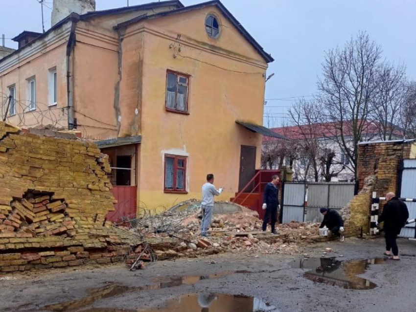 Забор с колючей проволокой между домом и отделом полиции раздавил машину в Воронежской области 