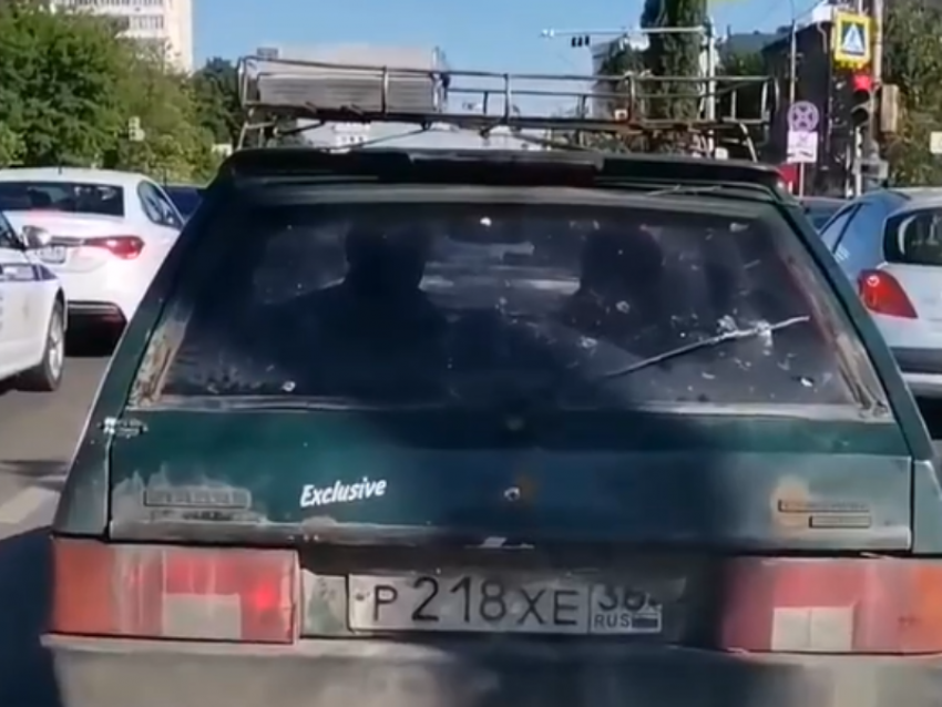  «Багажник на шпингалете": Lada Exclusive высмеяли в Воронеже