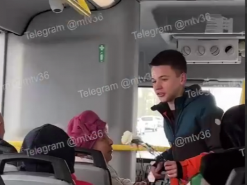 Чарующий милотой сюрприз бабушкам устроили дети в воронежском автобусе