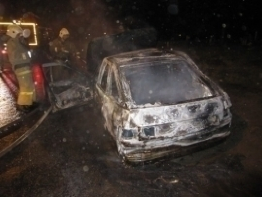 Два ВАЗа сгорели в Воронежской области 