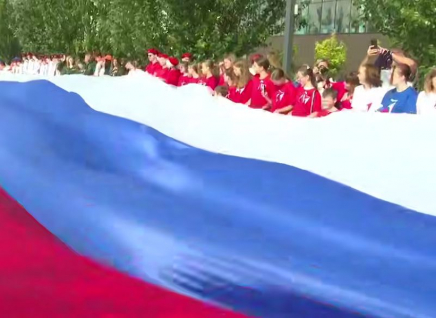 Гигантский триколор в честь Дня флага развернули на Придаченской дамбе в Воронеже