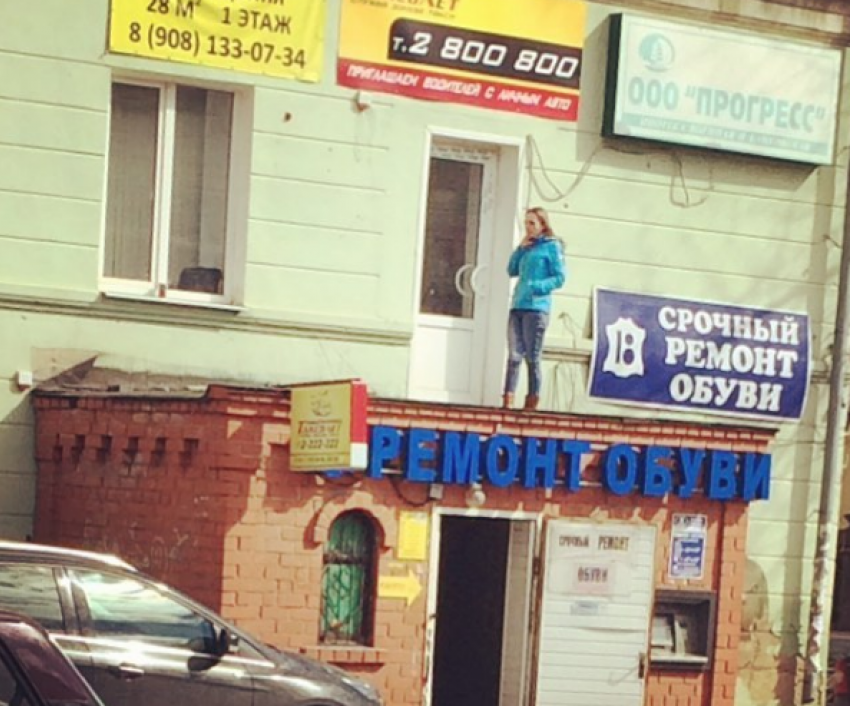 Леди из Воронежа, курящая на крыше здания, разгневала горожан