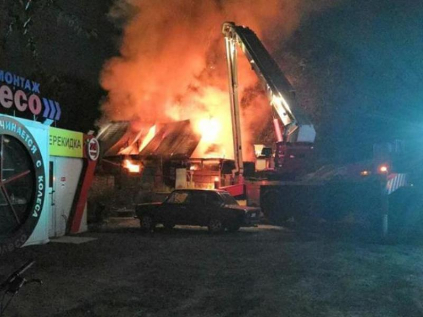 Мощный пожар в бане попал на видео в Воронеже