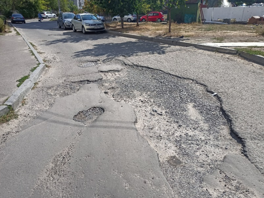 Ямы в асфальте сравнили с воронками после бомбежки в Воронеже 