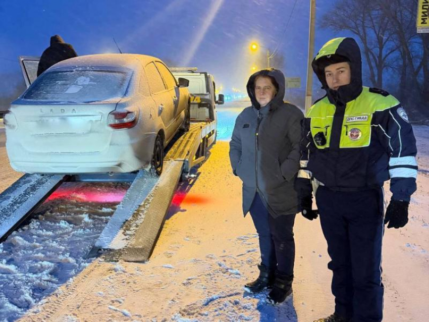 Полицейские спасли автомобилистку и ее мать на оживленной трассе под Воронежем